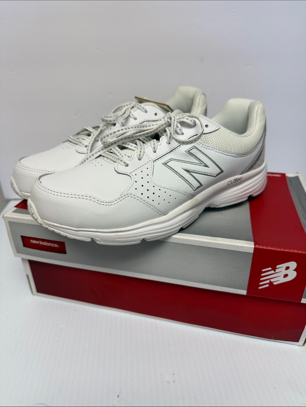 New Balance White Lace-Up Comfort Sneakers 9 Wide women’s